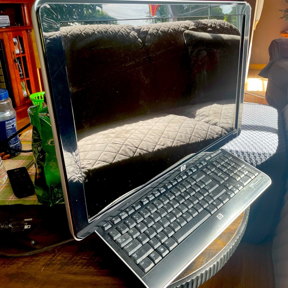 HP 23” LCD Monitor with Keyboard